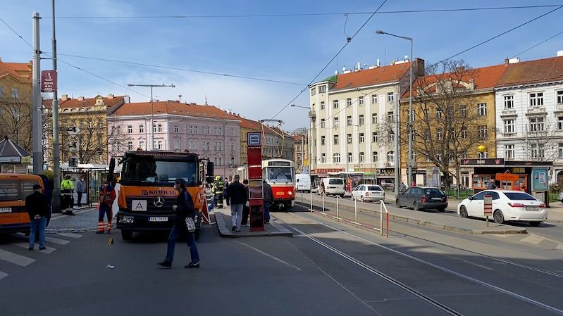 Popelářské auto srazilo na pražském náměstí chodce, nehodu nepřežil